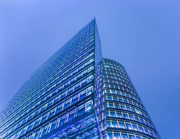 Facade of uniqa tower in Vienna by night — Stock Photo, Image