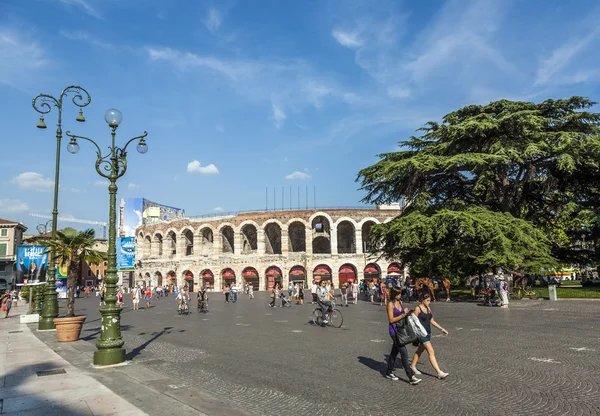 Visitatori, spettatori camminano su Piazza BRA fuori dall'arena — Foto Stock