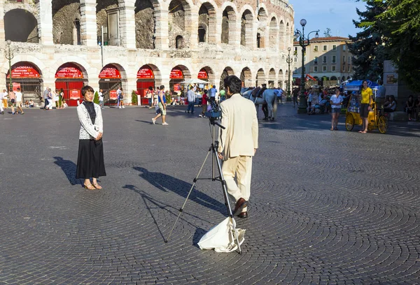 Turistas japoneses toman una foto para recordar la visita del maste —  Fotos de Stock