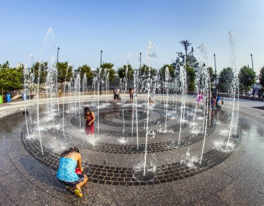 insanlar ortak çeşmenin bölgedeki Doğu liman tarafında ferahlatıcı banyo