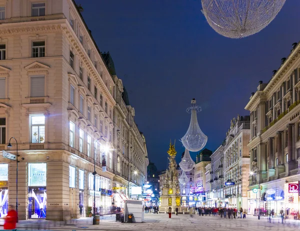 Slavné graben ulici v noci s deštěm reflexe valoun — Stock fotografie