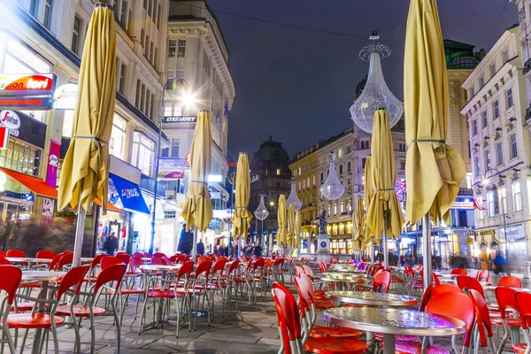 Slavné graben ulici v noci s deštěm reflexe valoun — Stock fotografie