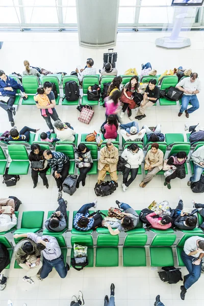 Passagiere warten auf Bänken auf Abflug — Stockfoto