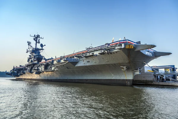 Portaaviones como museo en Nueva York — Foto de Stock