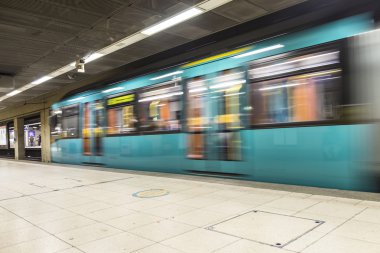 Metro hauptwache istasyonu terk