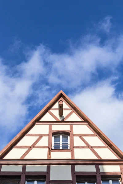 Telhado de duas águas da tradicional casa de meia-madeira alemã medieval — Fotografia de Stock