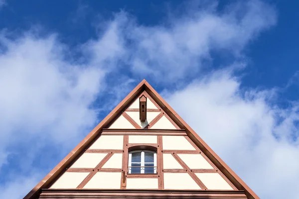 Telhado de duas águas da tradicional casa de meia-madeira alemã medieval — Fotografia de Stock