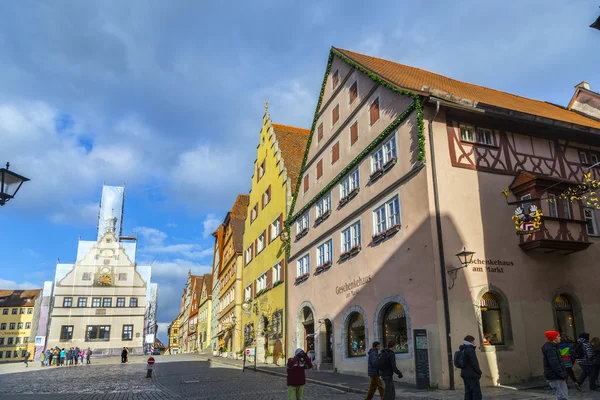 Tourists at the market place of Rothenburg ob der Tauber — Stock Photo, Image