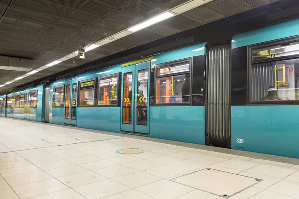 Subway ready to leave the station at Hauptwache — Stock Photo, Image