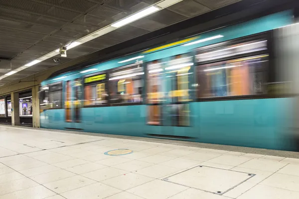 Metrô deixando a estação em Hauptwache — Fotografia de Stock