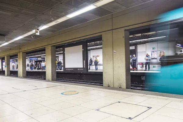 Metro verlaten van het station op hauptwache — Stockfoto