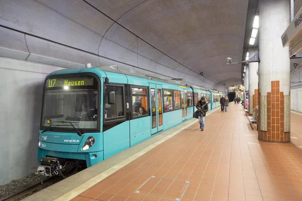 Subway arrives at station Hauptwache and passengers leave the t — Stock Photo, Image