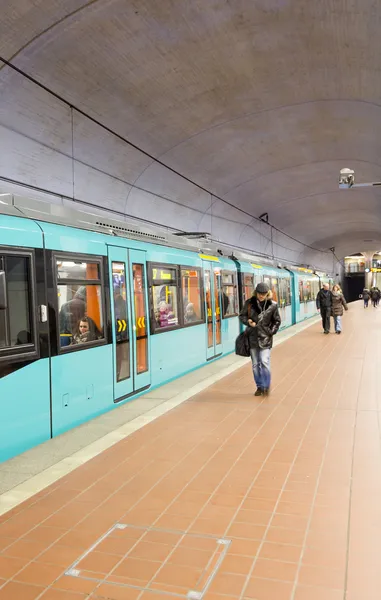 Subway anländer till stationen hauptwache och passagerare lämnar t — Stockfoto