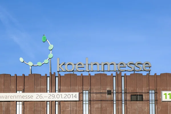 Gevel van eerlijke handel gebouw en banner van de Internet-servicebeheer in Keulen — Stockfoto