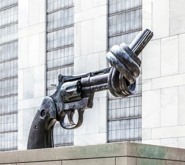 Gun tied in a knot outside UN headquarters — Stock Photo, Image
