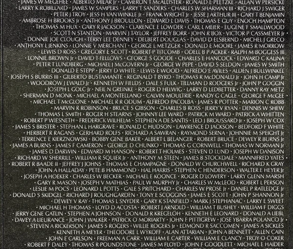 Nazwiska ofiar wojny w Wietnamie w veterans memorial — Zdjęcie stockowe