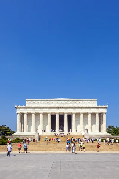 Ludzie odwiedzają lincoln memorial w Waszyngtonie — Zdjęcie stockowe
