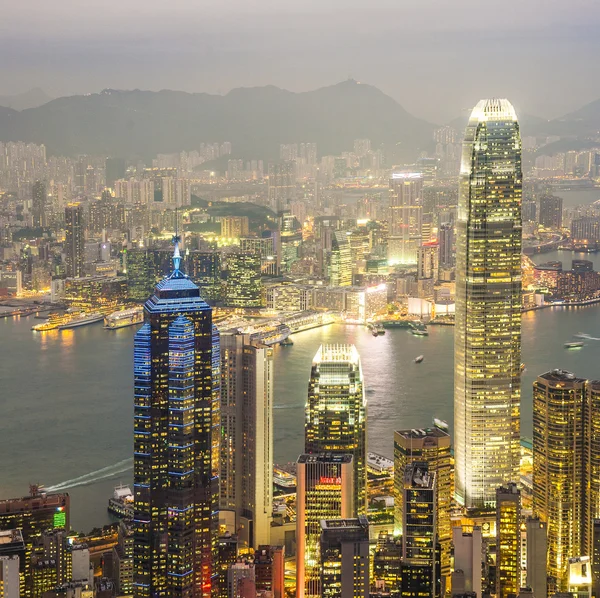 Weergave van de Hong kong victoria Peak naar de skyline — Stockfoto