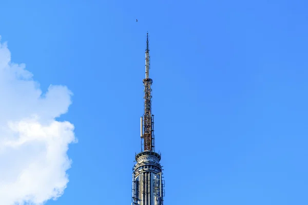 Empire State Building am Nachmittag mit Metallantenne und li — Stockfoto