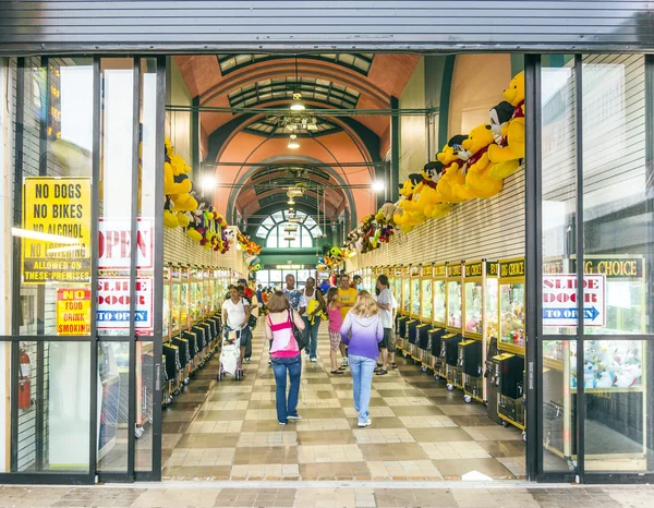 Alla gente piace il parco divertimenti di Atlantic City, NJ — Foto Stock