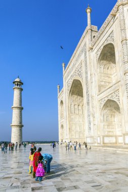 insanlar Hindistan taj mahal ziyaret edin.