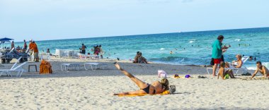 güzel Güney plaj sandalye ve şemsiye Miami