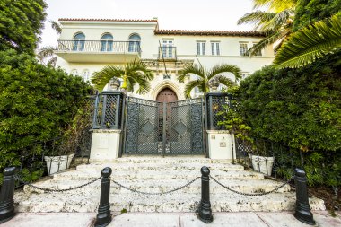 Versace mansion adlı ocean drive