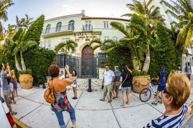 Versace mansion adlı ocean drive