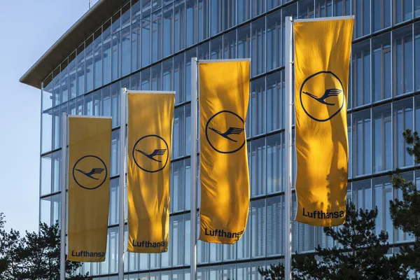 Bandeira da Lufthansa com símbolo da Lufthansa, o guindaste — Fotografia de Stock