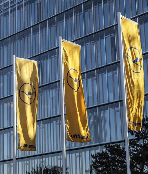 Bandera de Lufthansa con símbolo de Lufthansa, la grúa —  Fotos de Stock