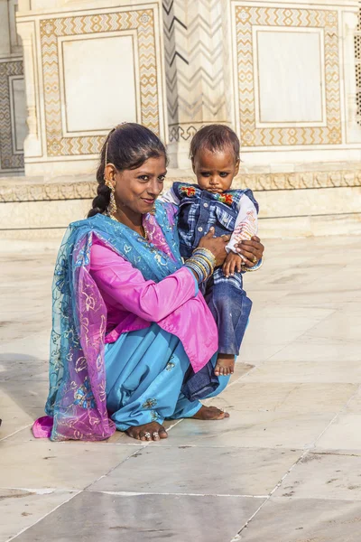 Люди посещают Тадж-Махал в Индии — стоковое фото