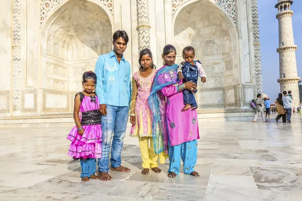 Insanlar Hindistan taj mahal ziyaret edin. — Stok fotoğraf