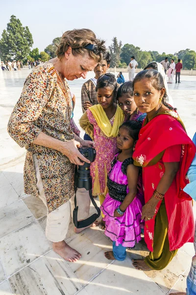 Люди посещают Тадж-Махал в Индии — стоковое фото