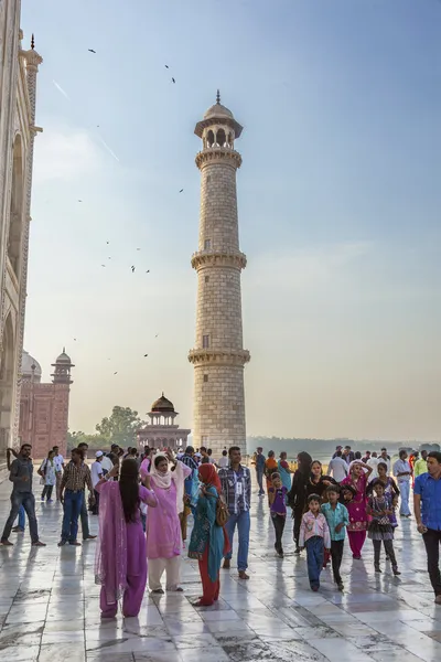 Mensen bezoeken de taj mahal in india — Stockfoto