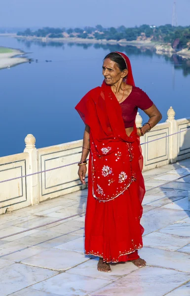 Menschen besuchen den Taj Mahal in Indien — Stockfoto