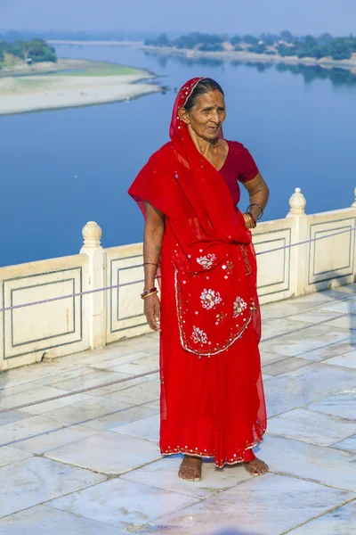 Lidé navštívit taj mahal v Indii — Stock fotografie