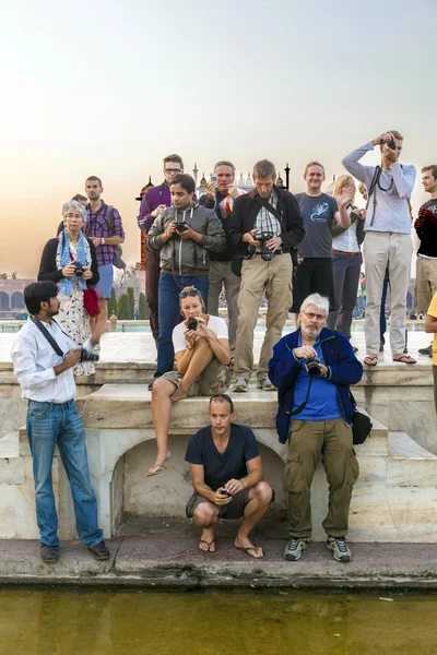 Pessoas tiram fotos no Taj Mahal na Índia — Fotografia de Stock