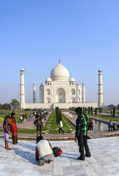 Peope visit the Taj Mahal in India — Stock Photo, Image