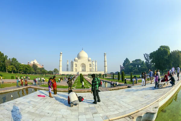 Peope látogasson el a taj mahal indiai — Stock Fotó