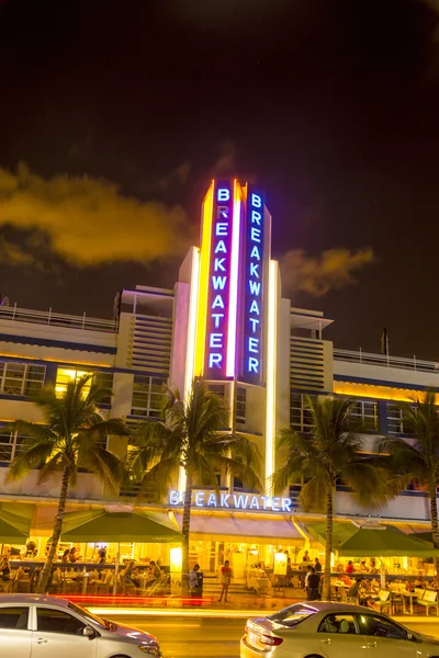 Vista notturna a Ocean drive in hotel breakwater — Foto Stock