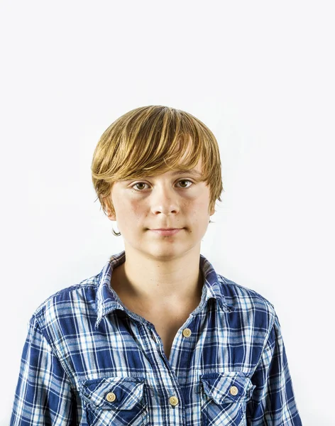 Retrato de bonito jovem menino feliz com fundo branco — Fotografia de Stock