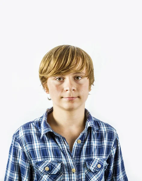 Porträt von niedlichen jungen glücklichen Jungen mit weißem Hintergrund — Stockfoto