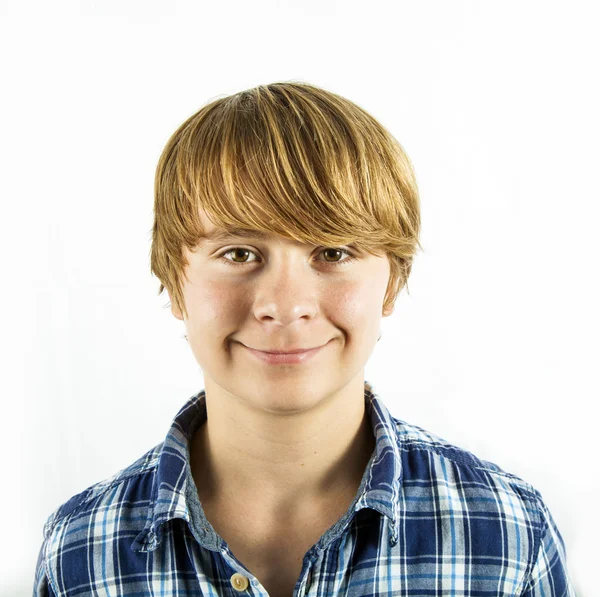 Aranyos fiatal boldog fiú-fehér hátterű portréja — Stock Fotó
