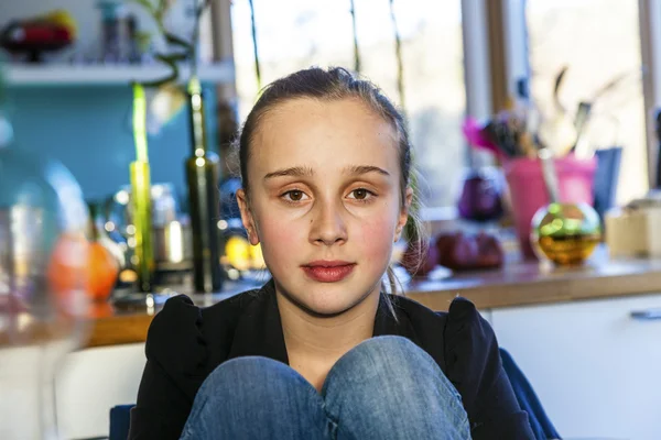 Retrato de chica atractiva sonriendo en casa — Foto de Stock