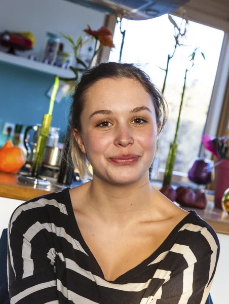 Retrato de chica atractiva sonriendo en casa —  Fotos de Stock