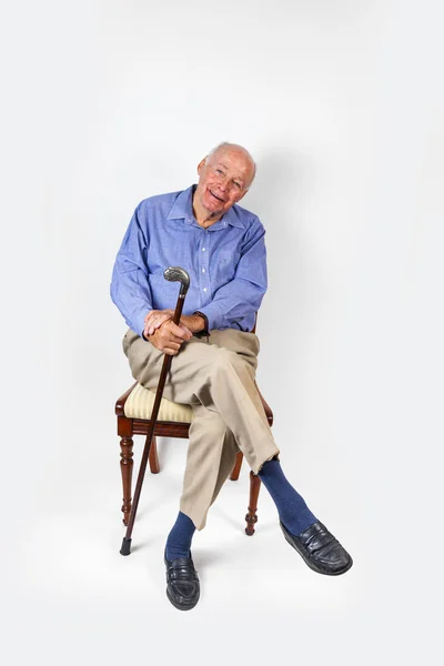 Šťastný starší muž, sedící v křesle — Stock fotografie