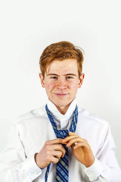 Tempo libero cool intelligente ragazzo binding suo cravatta — Foto Stock