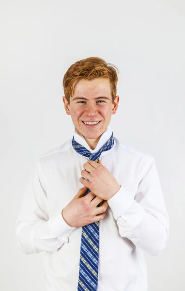 Lazer legal inteligente menino ligando sua gravata — Fotografia de Stock