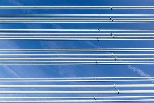 Große guyed Brücke verhüllt Hintergrund über Himmel — Stockfoto