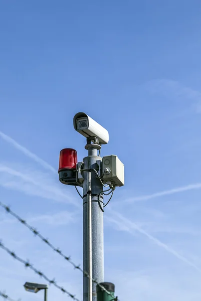 Câmera de segurança sob céu azul — Fotografia de Stock